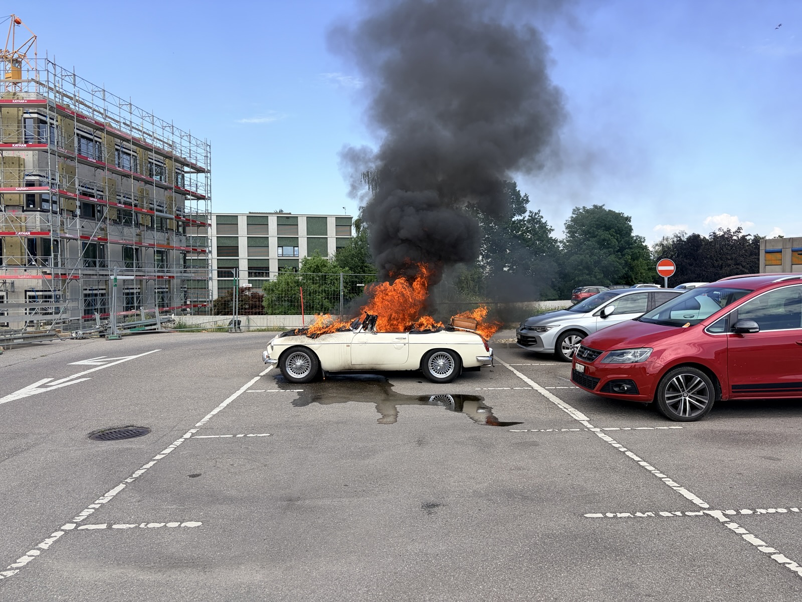 Villars-sur-Gl-ne-FR-Auto-auf-Spitalparkplatz-brennt-komplett-aus