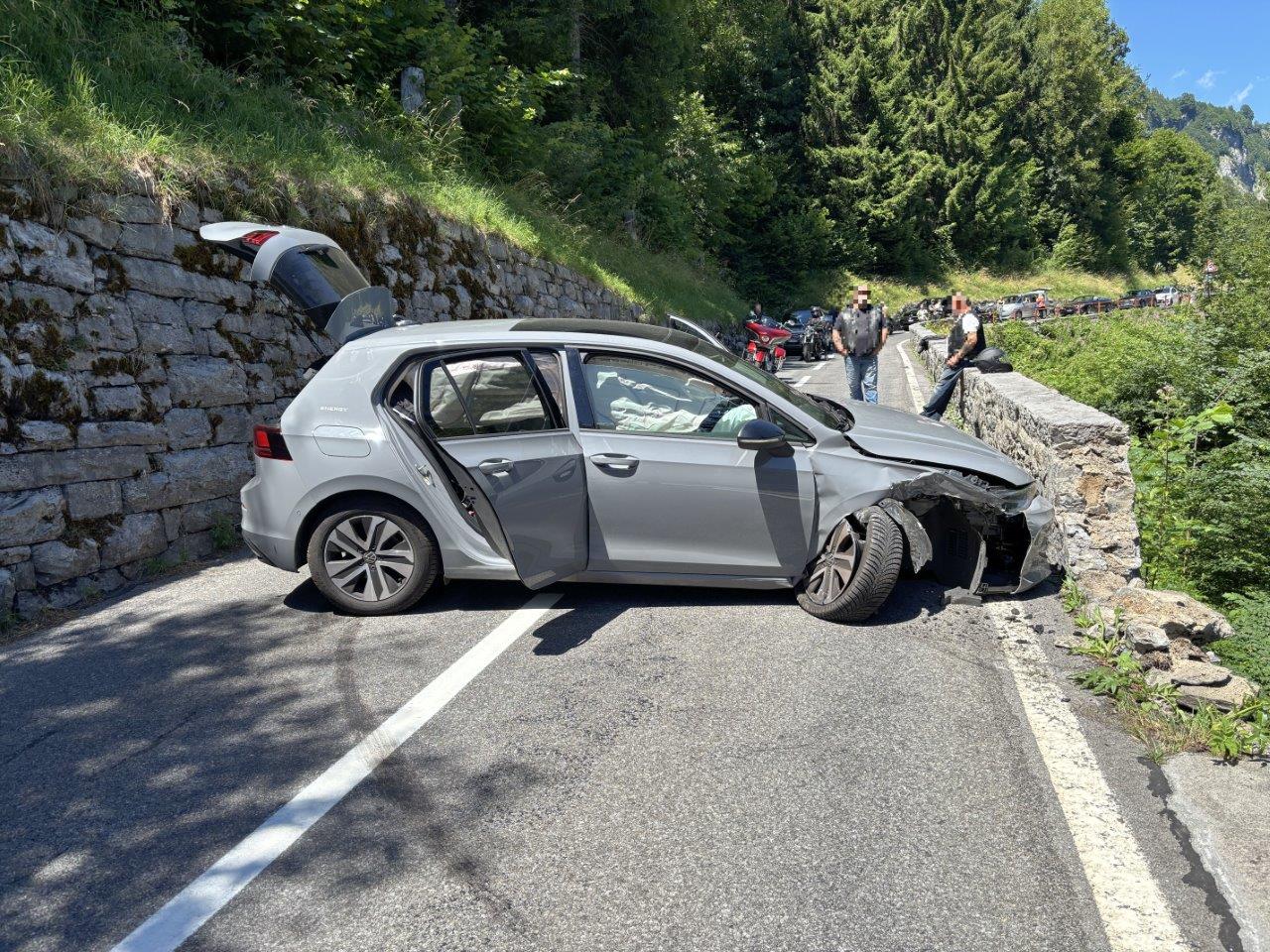 Linthal-GL-Auto-kracht-auf-Klausenstrasse-in-Natursteinmauer-hoher-Sachschaden