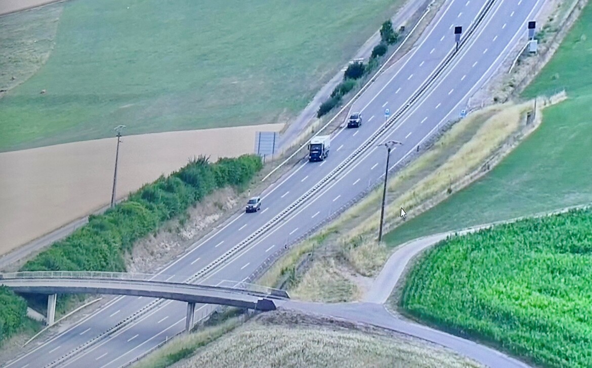 Del-mont-JU-Grossaufgebot-der-Polizei-sichert-Transport-wertvoller-G-ter