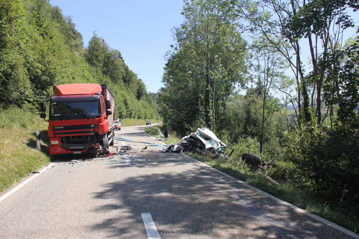 Saint-Brais-JU-Frontalcrash-nach-riskantem-berholman-ver-Autofahrerin-schwer-verletzt