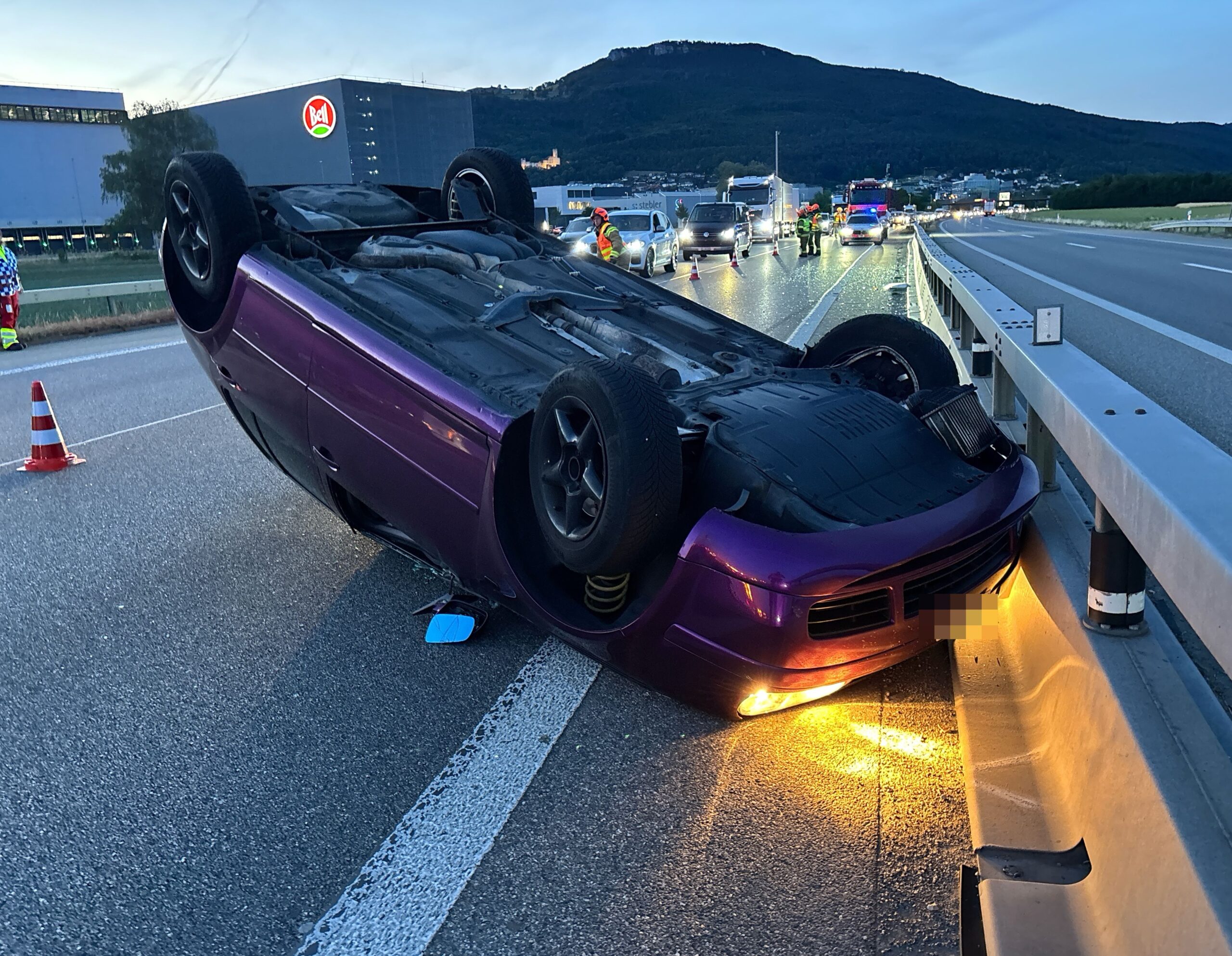 Oensingen-SO-Auto-berschl-gt-sich-auf-der-A1-und-landet-auf-dem-Dach-nach-Kollision