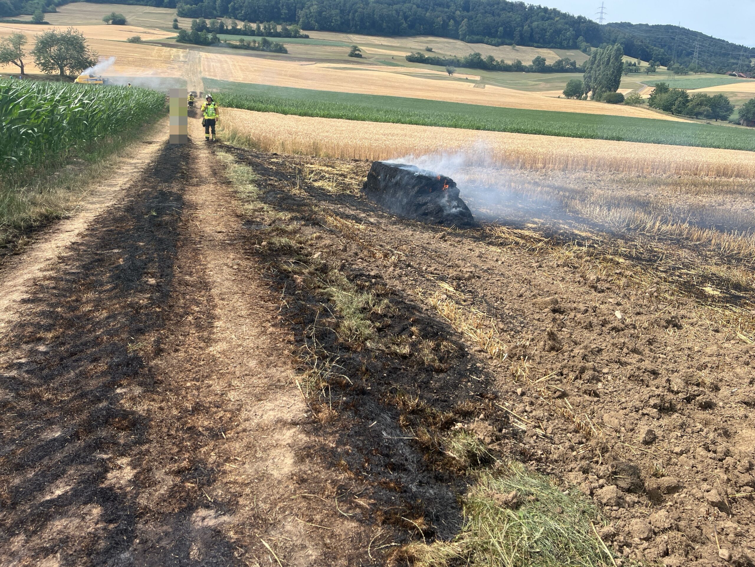 St-sslingen-SO-Brennende-Ballenpresse-setzt-mehrere-Felder-in-Flammen
