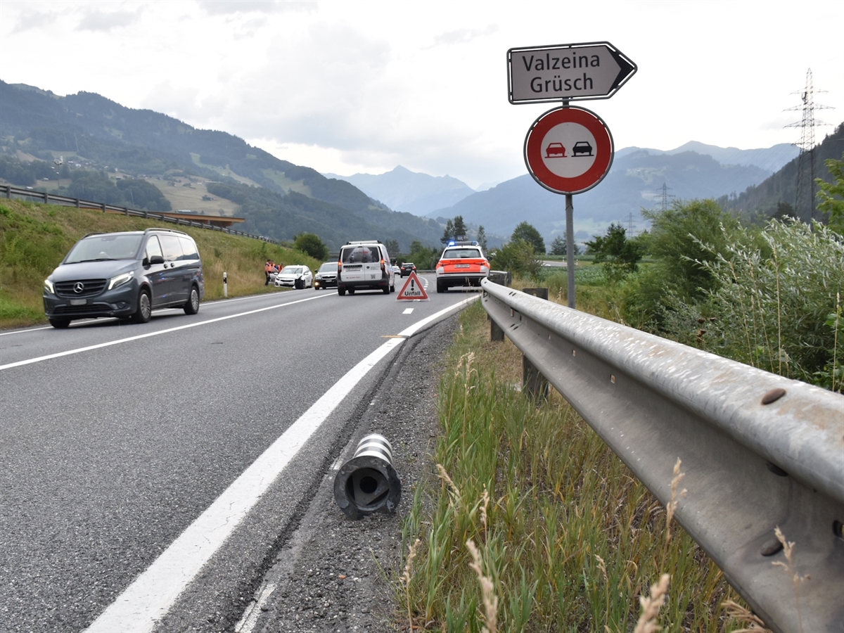 Gr-sch-GR-Italiener-ger-t-auf-Gegenfahrbahn-und-prallt-in-Verkehrsinsel