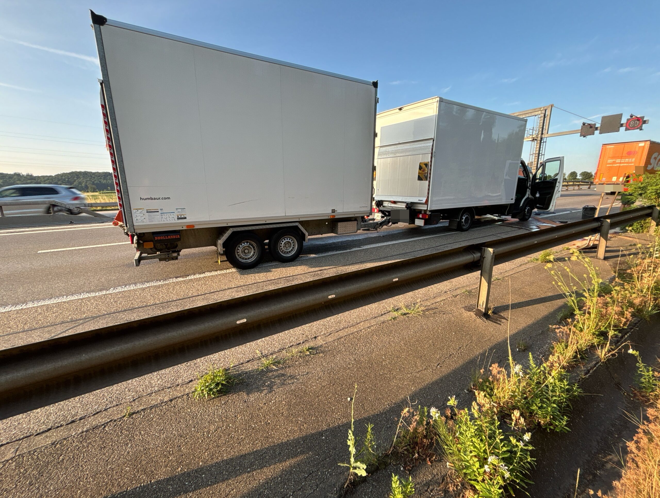 A1-bei-Oberbuchsiten-SO-Lieferwagen-prallt-in-Sattelmotorfahrzeug-Lenker-verletzt