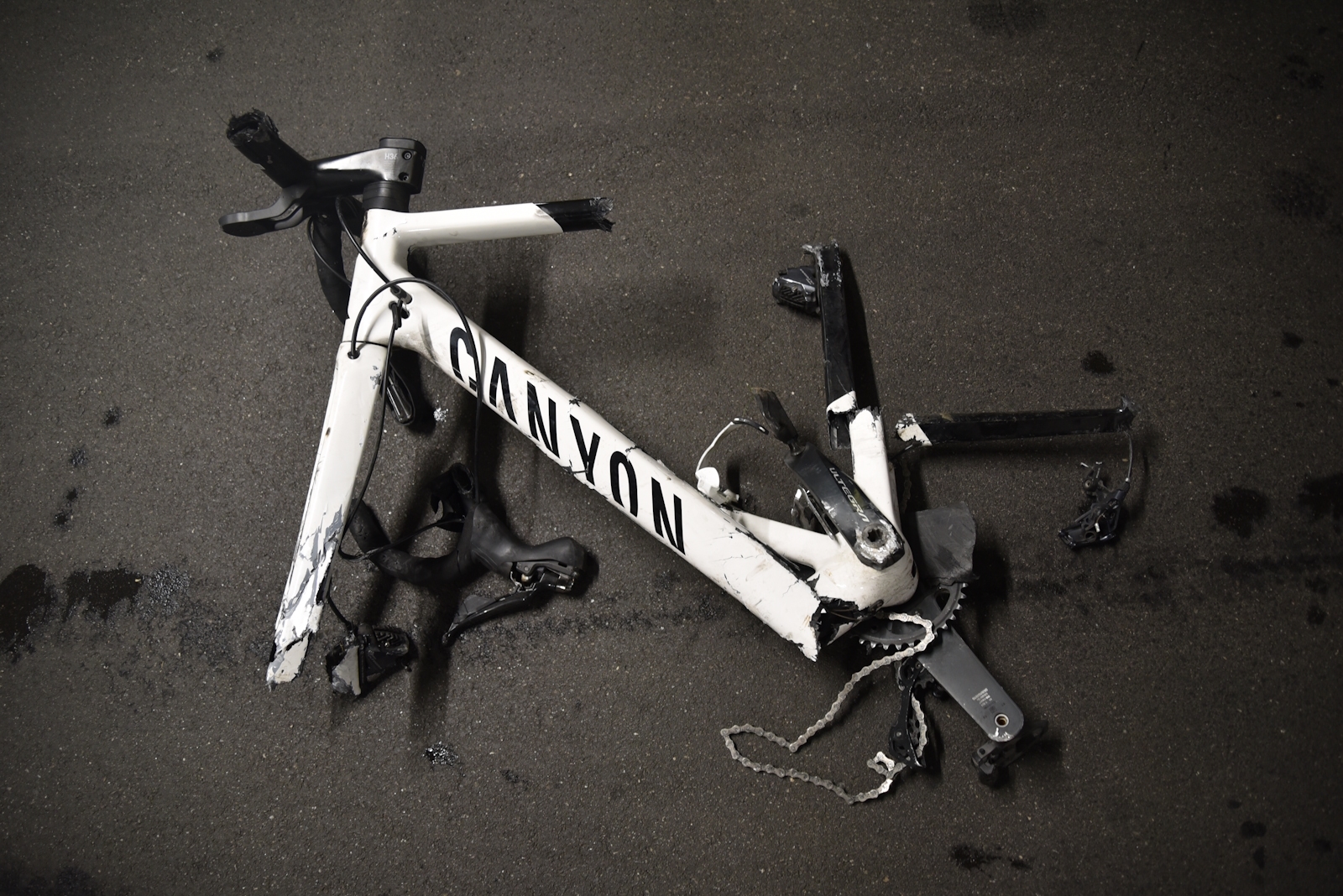 Domat-Ems-GR-Fahrrad-f-llt-auf-A13-von-Autodach-drei-Fahrzeuge-besch-digt