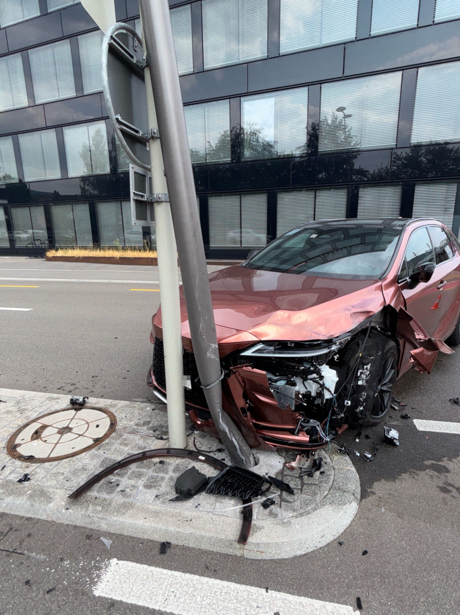 Olten-SO-Autofahrerin-55-verliert-Kontrolle-und-prallt-in-Strassenlaterne