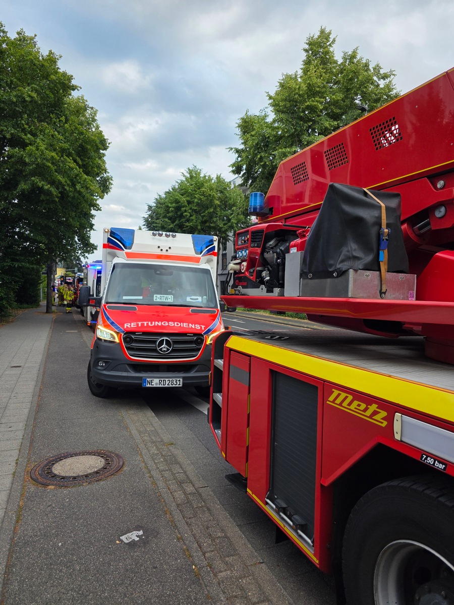 Grevenbroich-Nordrhein-Westfalen-Feuerwehr-l-scht-Brand-am-Krankenhaus