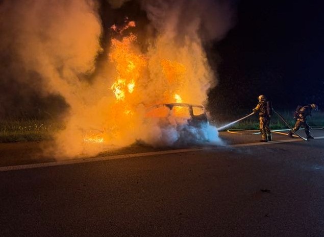 Hagen-Niedersachsen-Pkw-Brand-auf-der-A27-f-hrt-zu-einst-ndiger-Vollsperrung