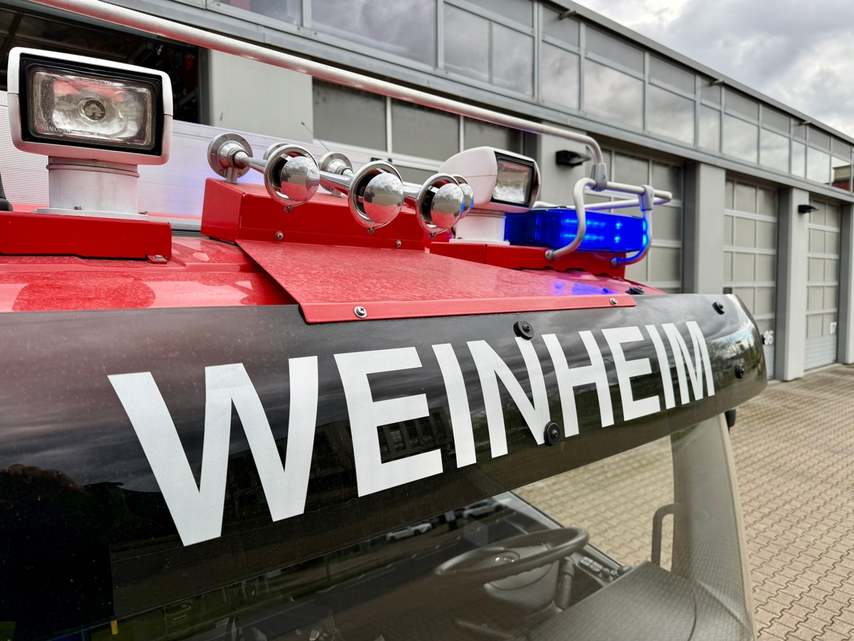 Weinheim-Baden-W-rttemberg-Feuerwehr-r-ckt-zu-gemeldeter-Aufzugsnotlage-aus