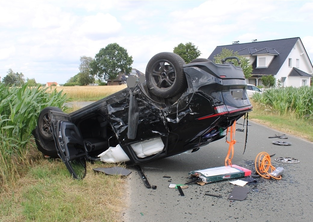 Espelkamp-Nordrhein-Westfalen-Toyota-landet-nach-Kreuzungscrash-auf-dem-Dach