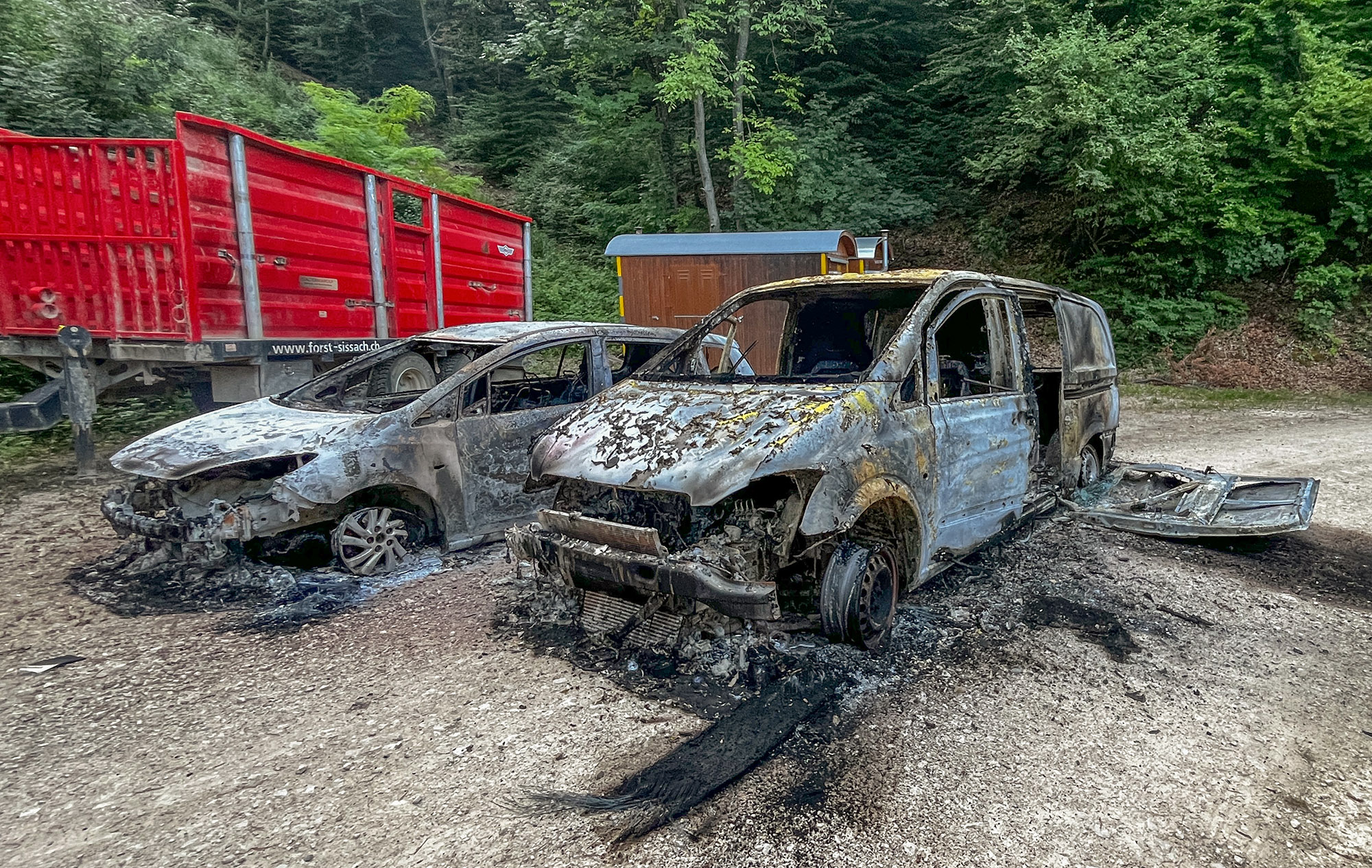 Sissach-BL-Zwei-Autos-brennen-bei-Deponie-aus-Polizei-vermutet-Brandstiftung