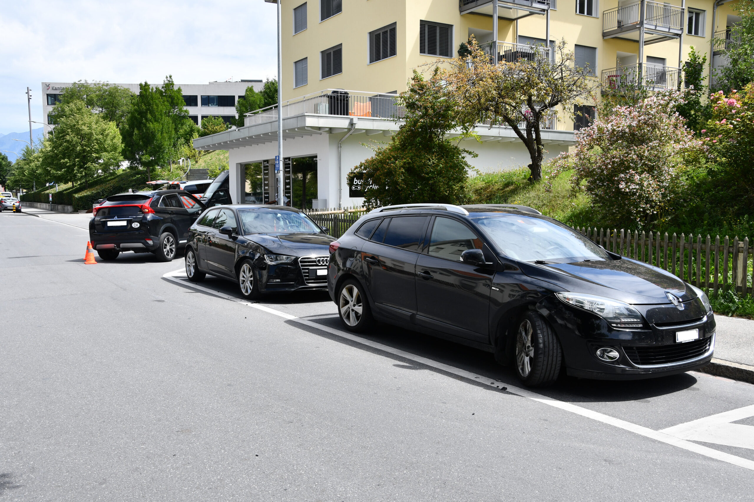 Chur-GR-Autofahrerin-verliert-Kontrolle-und-kracht-in-zwei-parkierte-Autos