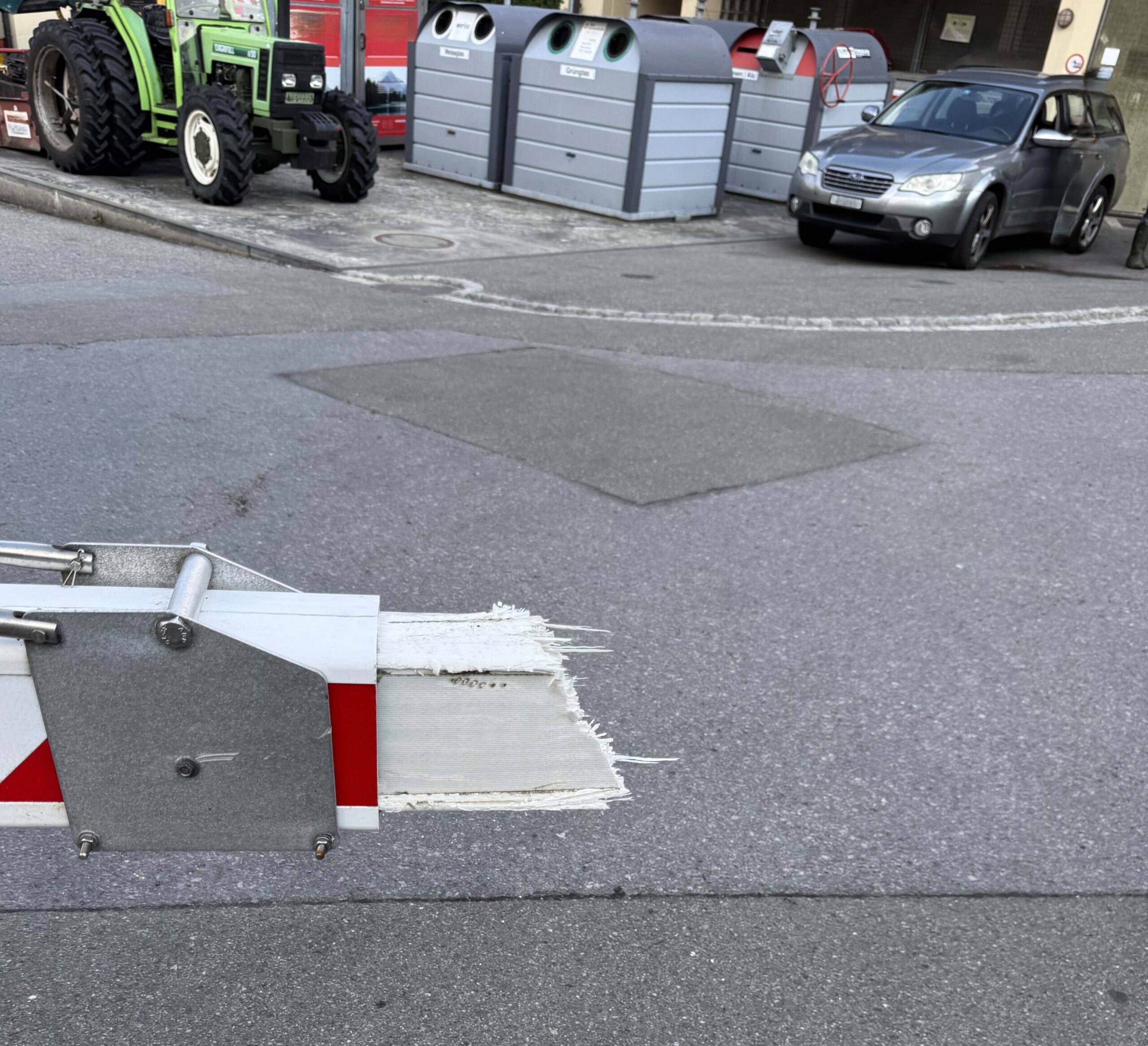 Urn-sch-AR-14-J-hriger-durchbricht-Bahnschranke-und-verhindert-Zugkollision