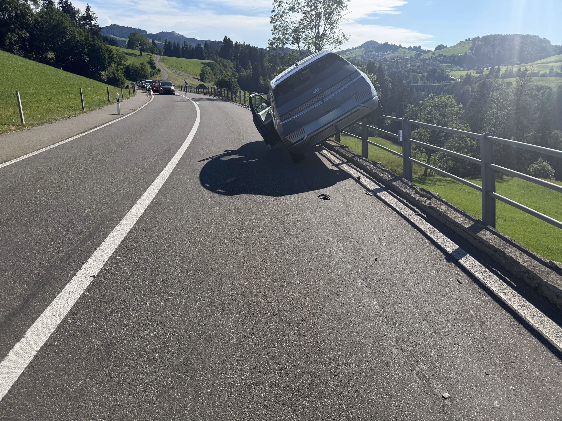 Hundwil-AR-Auto-landet-nach-Selbstunfall-auf-Leitplanke-medizinisches-Problem-vermutet
