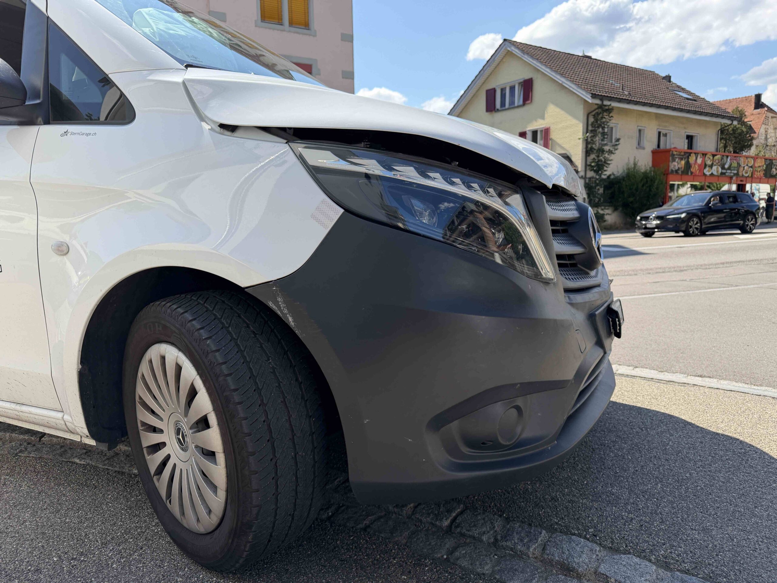 Herisau-AR-Lieferwagen-kracht-auf-Auto-Schaden-von-mehreren-Zehntausend-Franken