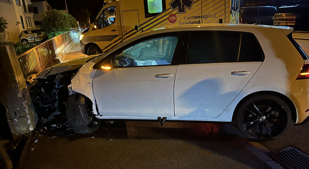 Liestal-BL-Auto-prallt-in-Gartenzaun-Polizei-kl-rt-r-tselhaften-Selbstunfall-ab