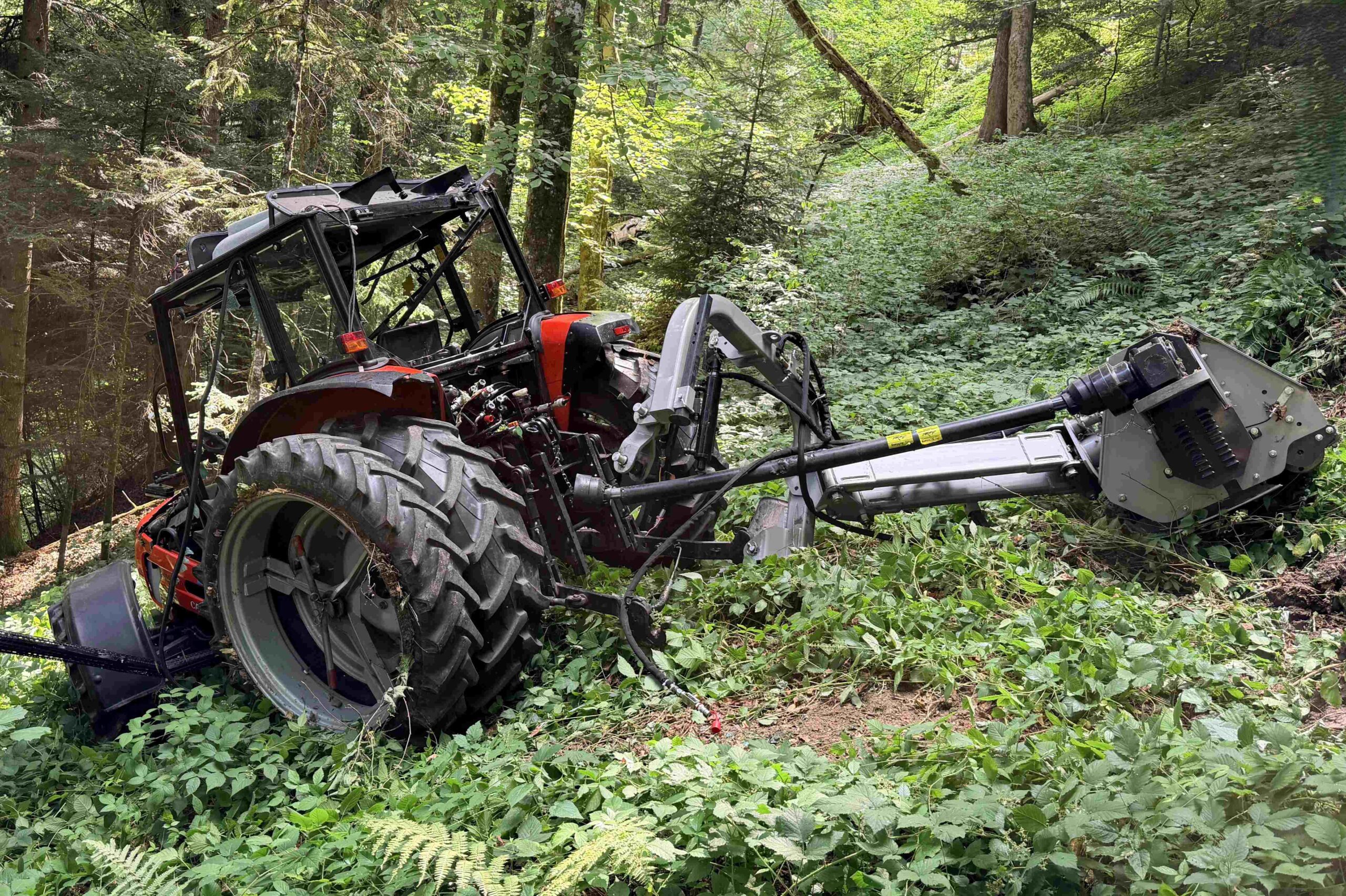Schwellbrunn-AR-73-J-hriger-stirbt-bei-Traktorunfall-an-steiler-B-schung