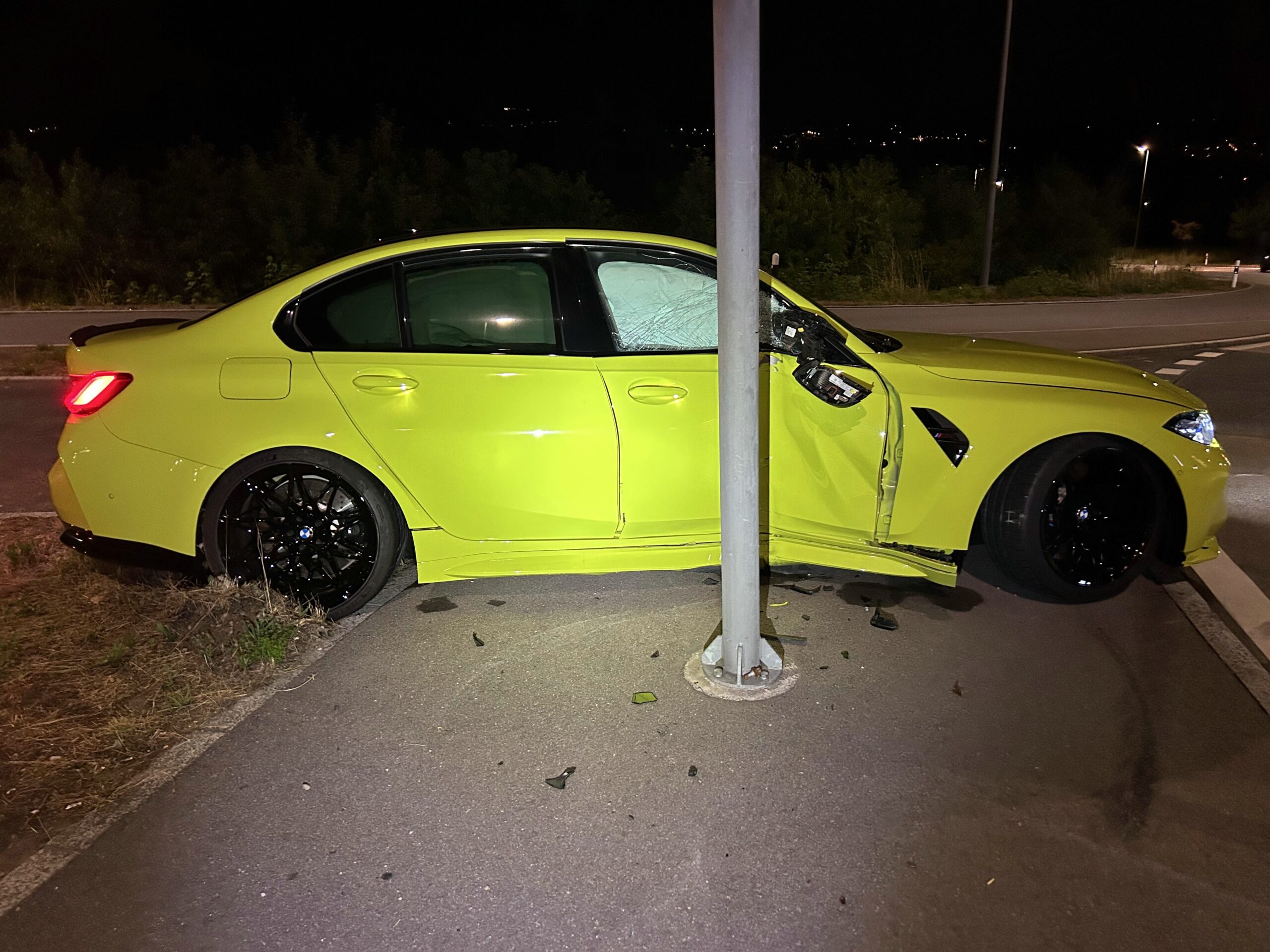 Bremgarten-AG-20-J-hriger-verliert-im-Kreisel-Kontrolle-ber-BMW-M3