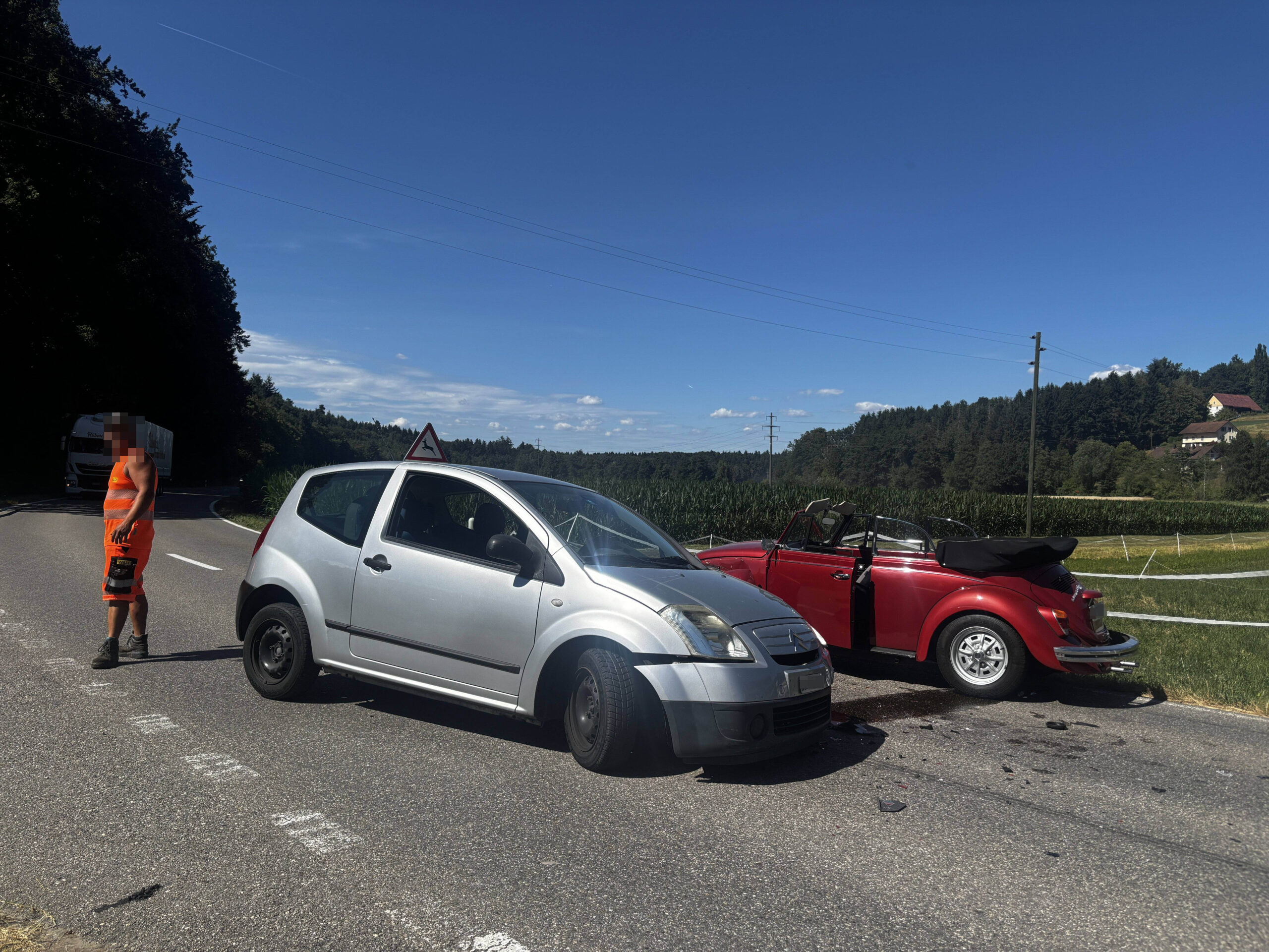 Uerkheim-AG-Frontalcrash-mit-Oldtimer-zwei-M-nner-nach-Kollision-im-Spital