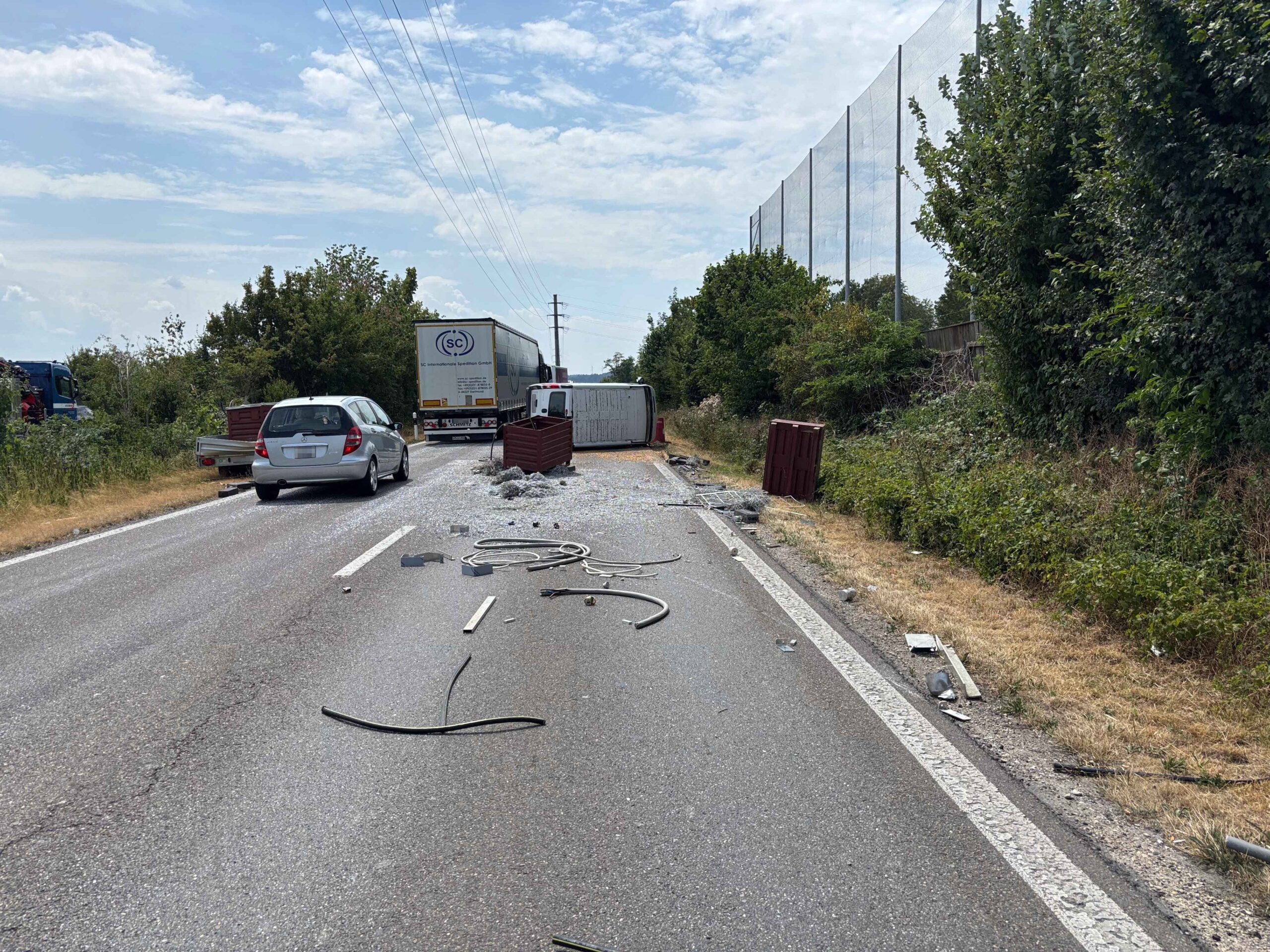 Oberentfelden-AG-Lieferwagen-mit-Anh-nger-kippt-um-Altmetall-verteilt-sich-auf-Strasse