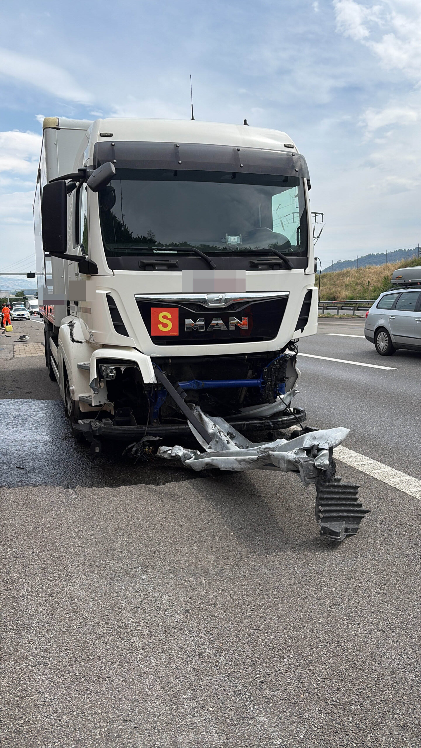 Scherz-AG-Lastwagenchauffeur-schl-ft-auf-A3-ein-und-kracht-in-Mittelleitplanke