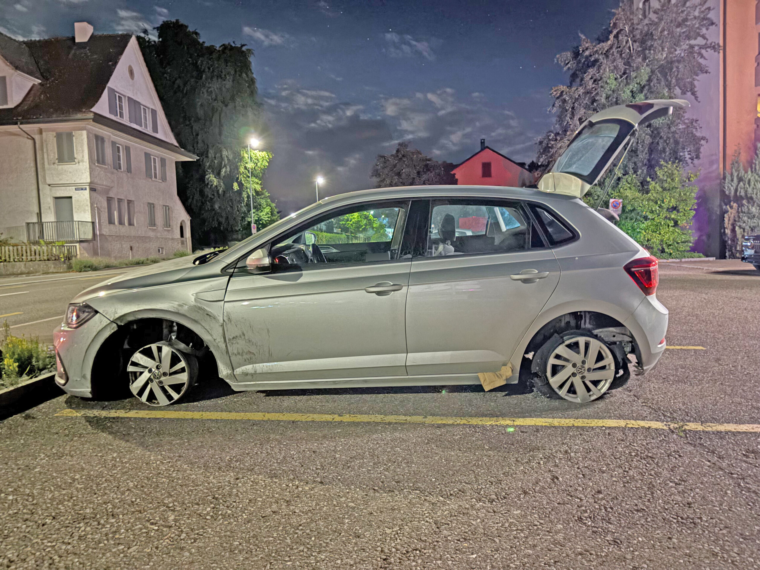 Amriswil-TG-Fahrunf-higer-Autofahrer-mit-platten-Reifen-aus-dem-Verkehr-gezogen