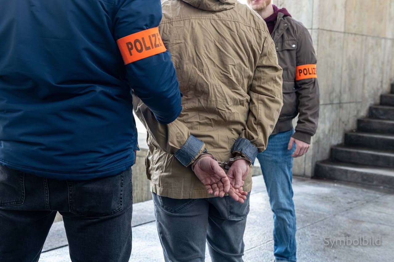 Wetzikon-ZH-Fahrdienst-verhindert-Auto-Diebstahl-Ivorer-und-Franzose-verhaftet