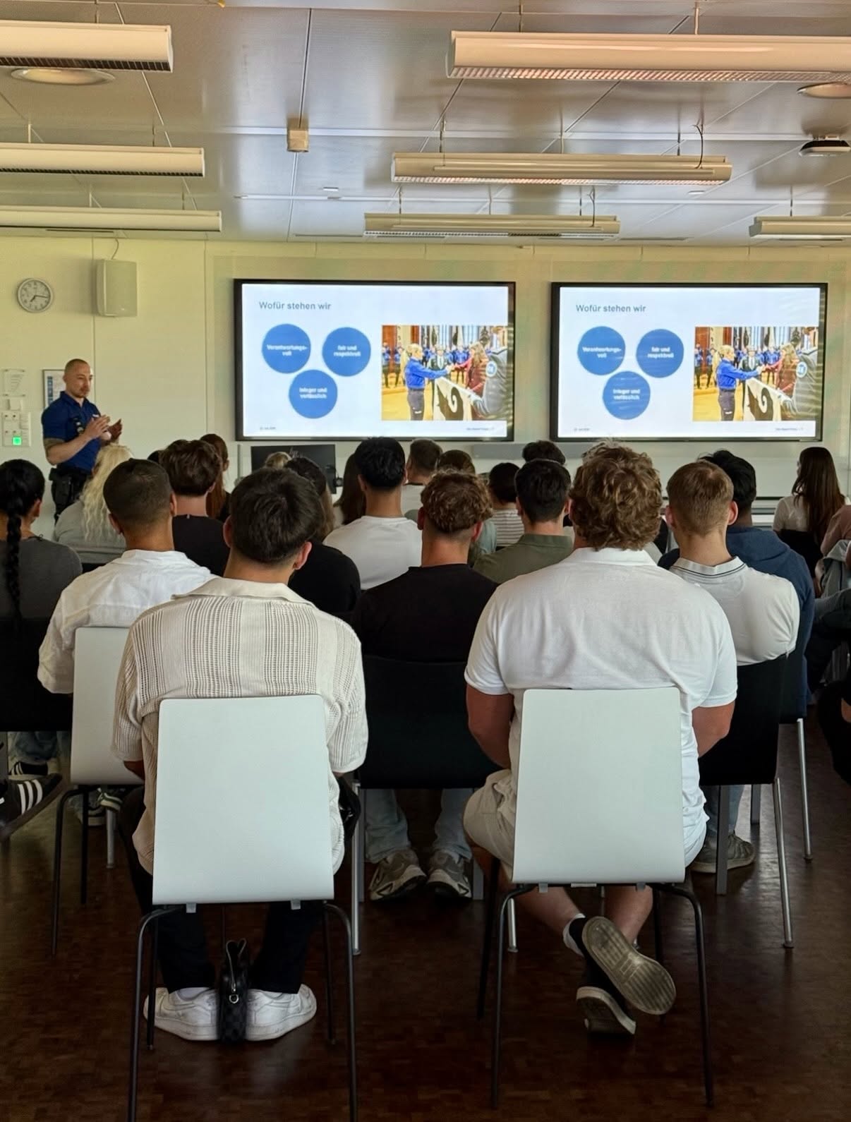 Stadt-Basel-BS-Polizei-begeistert-rund-65-Interessierte-beim-Bootcamp-und-Infoabend