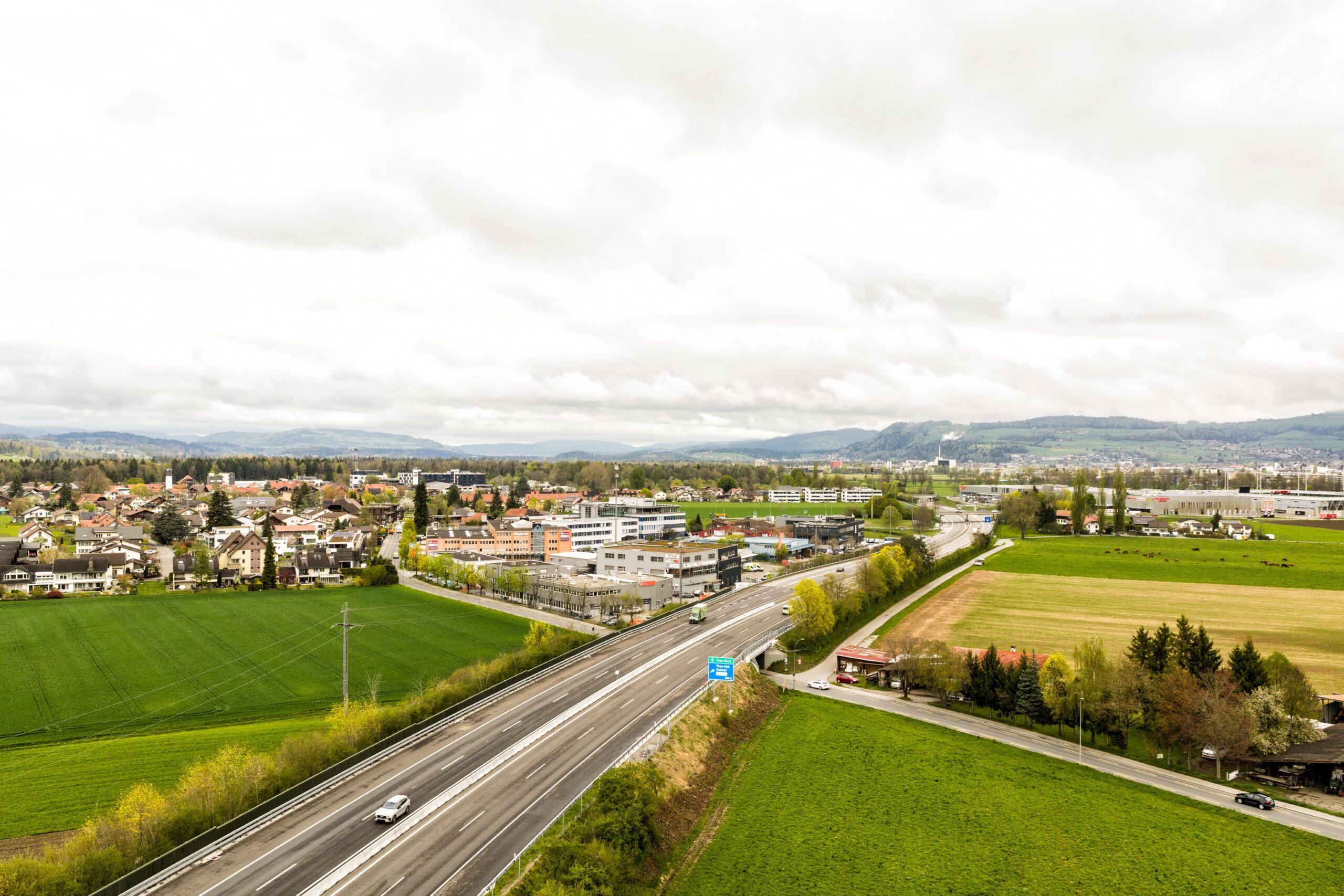 Thun-BE-A6-Richtung-Spiez-an-drei-N-chten-gesperrt-ASTRA-bringt-Markierungen-an