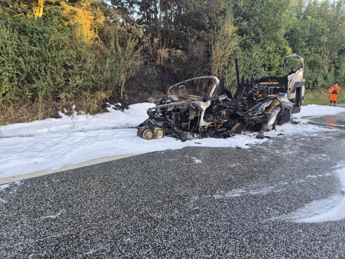 Schashagen-Schleswig-Holstein-Wohnmobil-brennt-auf-der-A1-komplett-aus