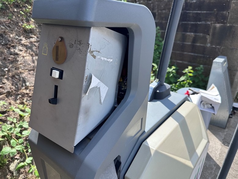 Edenkoben-Rheinland-Pfalz-Unbekannte-knacken-Staubsaugerautomat-an-Tankstelle