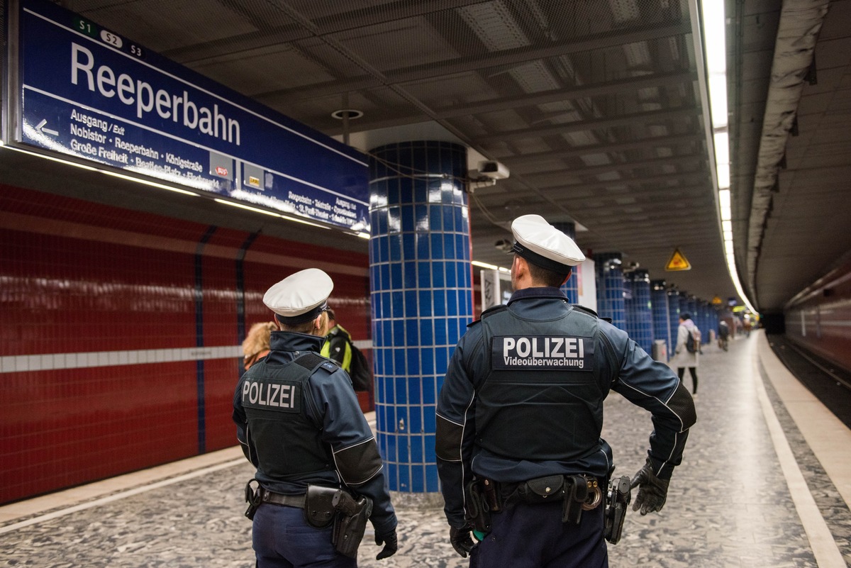 Hamburg-18-J-hrige-sucht-Rucksack-im-S-Bahn-Tunnel-und-l-st-Gro-einsatz-aus