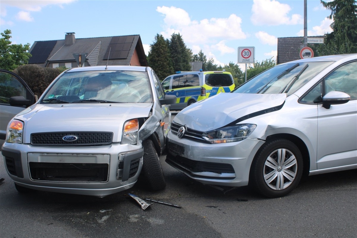Minden-Nordrhein-Westfalen-Kreuzungscrash-sorgt-f-r-Tr-mmerfeld-zwei-Fahrer-verletzt
