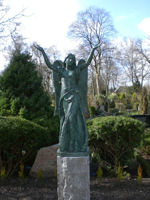 Flensburg-Schleswig-Holstein-Diebe-stehlen-wertvolle-Bronzestatue-vom-Friedhof
