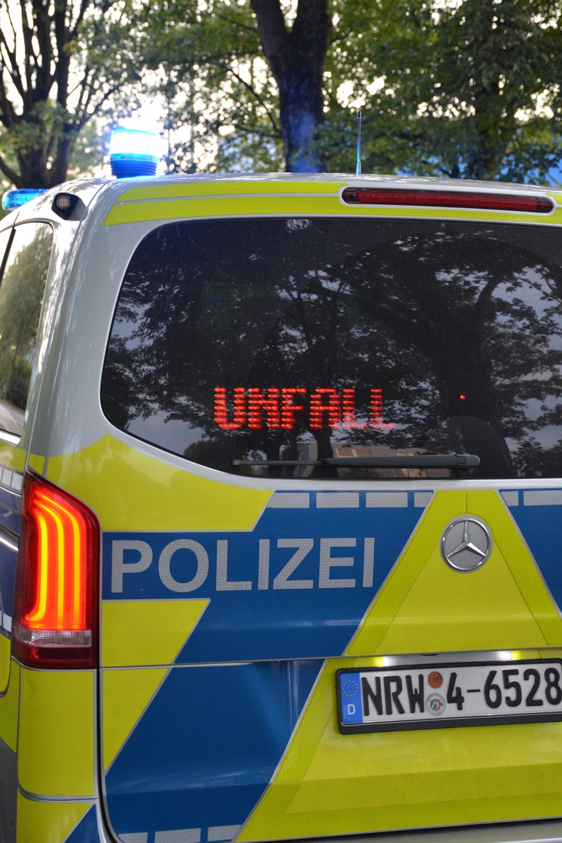 Haan-Nordrhein-Westfalen-Auto-kippt-nach-Zusammensto-auf-die-Seite