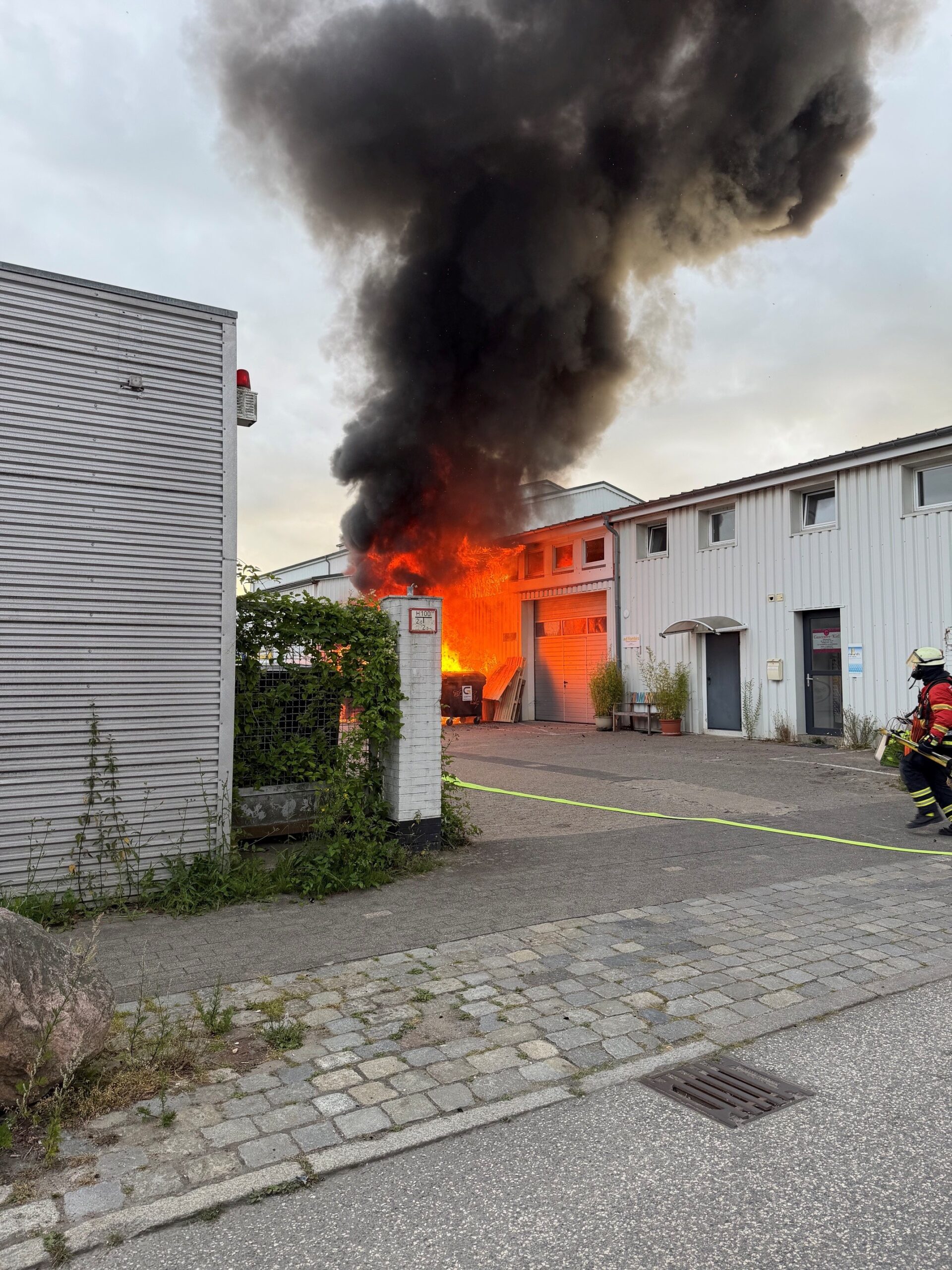 Kiel-SH-Flammen-erfassen-Wohnwagen-Dach-und-Photovoltaikanlage-werden-besch-digt
