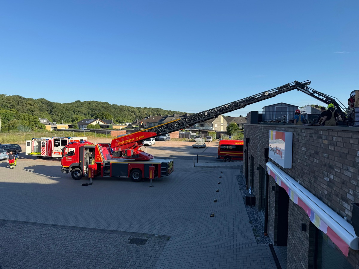 Alpen-Nordrhein-Westfalen-Feuerwehr-unterst-tzt-Rettungsdienst-mit-Drehleiter