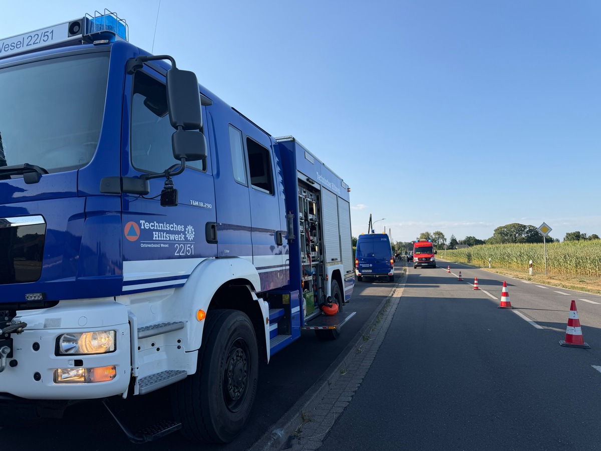 Alpen-Nordrhein-Westfalen-Unfallauto-kracht-in-Hauswand-THW-im-Einsatz