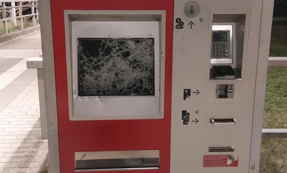 Stadtroda-Th-ringen-Mann-schl-gt-mit-Schotterstein-auf-Fahrkartenautomat-ein