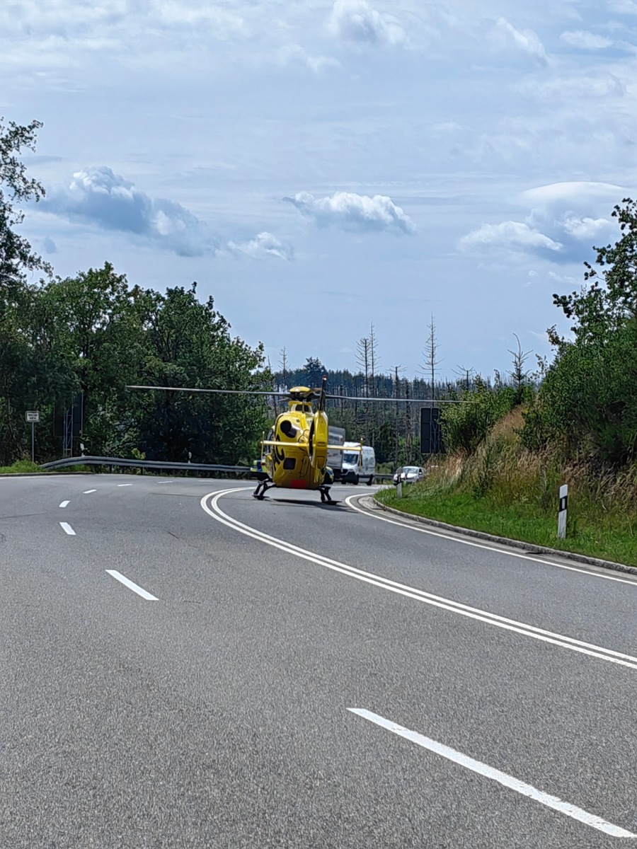 Braunlage-NDS-Schwerer-Motorradunfall-auf-der-B27-Rettungshubschrauber-im-Einsatz