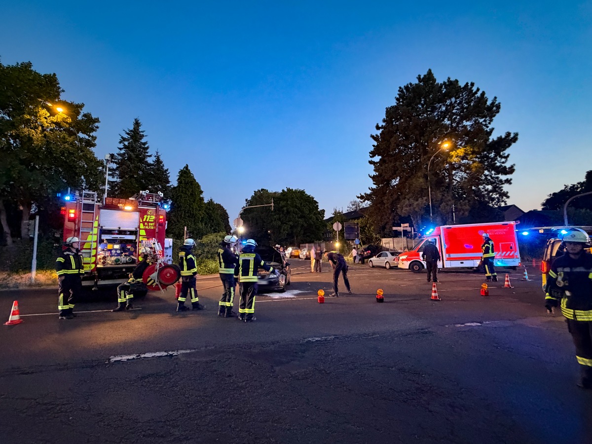 schwalmtal-nordrhein-westfalen-zwei-autos-kollidieren-im-kreuzungsbereich