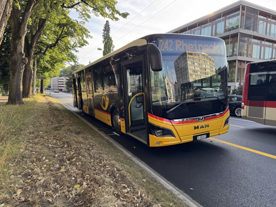 Stadt-St-Gallen-SG-E-Bike-Fahrer-nach-Kollision-mit-Postauto-erheblich-verletzt