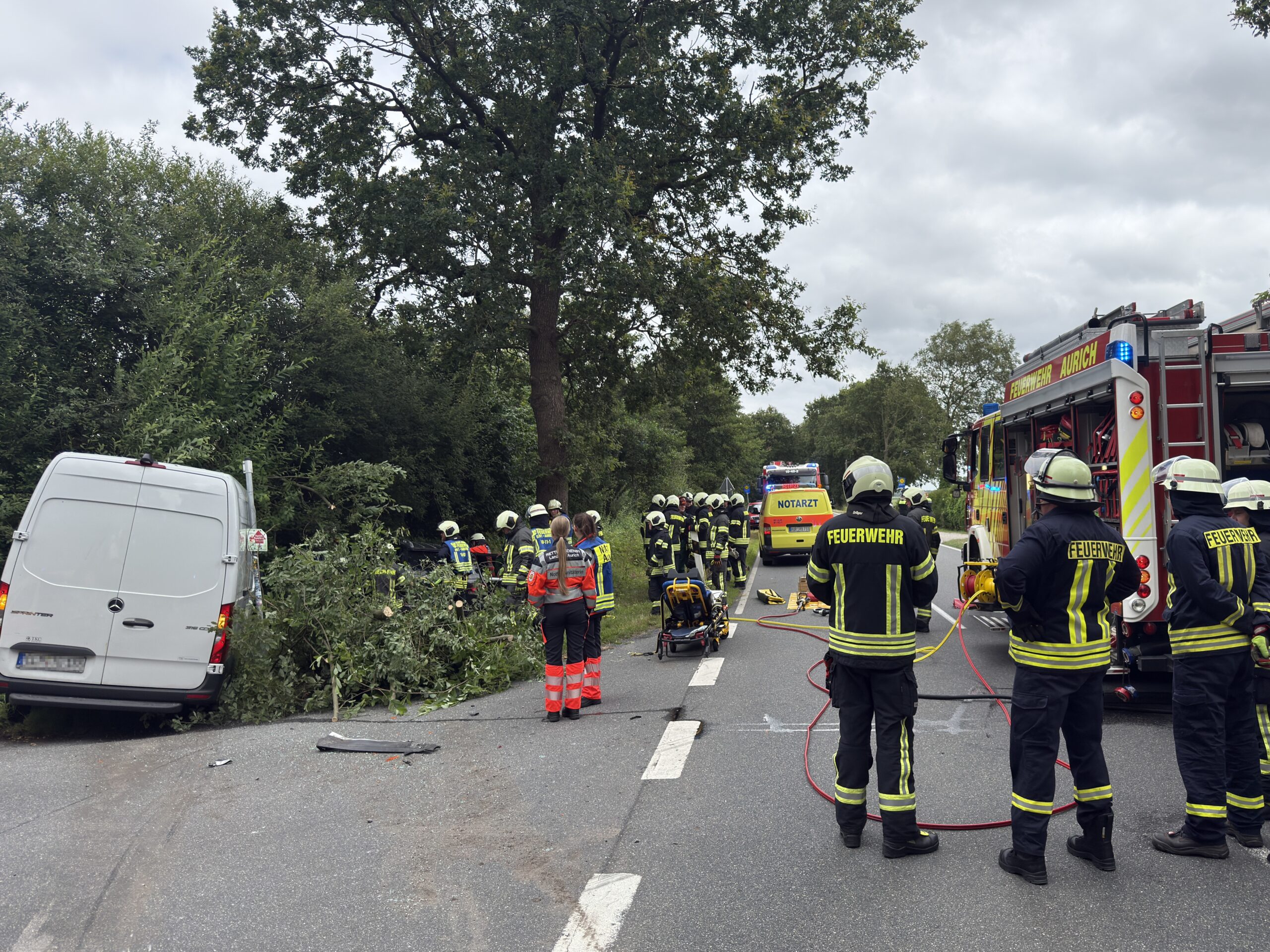 Aurich-NDS-Ast-durchbohrt-Auto-nach-Frontalcrash-Fahrer-aus-Wrack-befreit