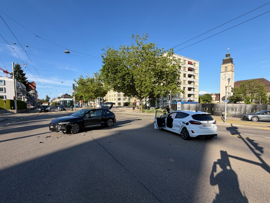 Stadt-St-Gallen-SG-Vortritt-missachtet-Kollision-auf-Verzweigung-Heiligkreuz