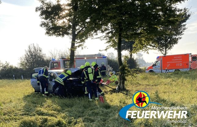 M-nchengladbach-NRW-Auto-kracht-gegen-Baum-und-landet-im-Graben