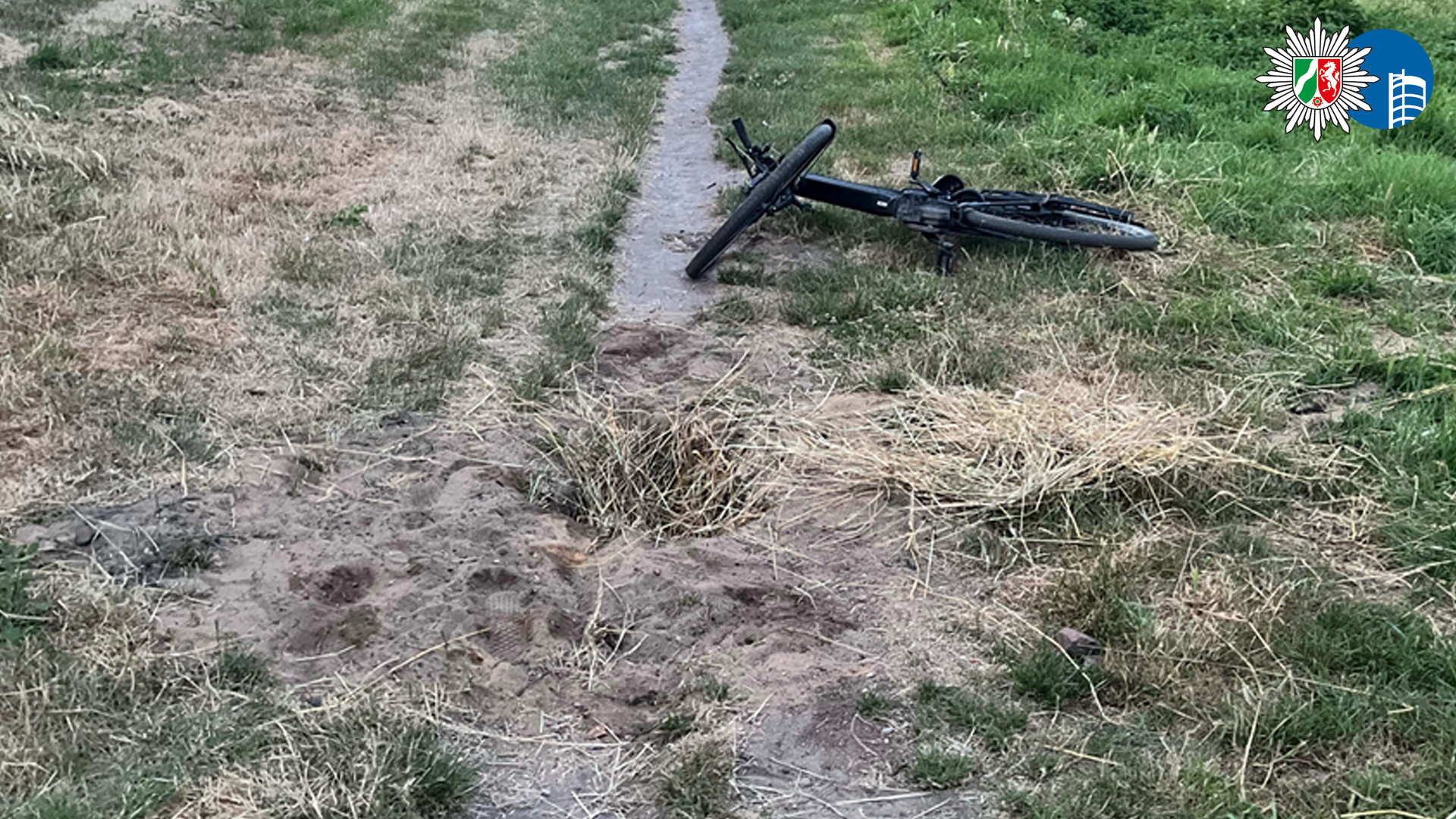 Oberhausen-NRW-Versteckte-Grube-bringt-Pedelecfahrer-zu-Fall-Polizei-sucht-Zeugen