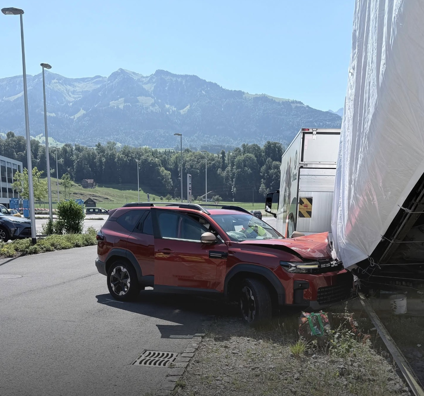 Alpnachstad-OW-Auto-kracht-beim-Parkieren-in-Zahnradbahn-Lenkerin-verletzt