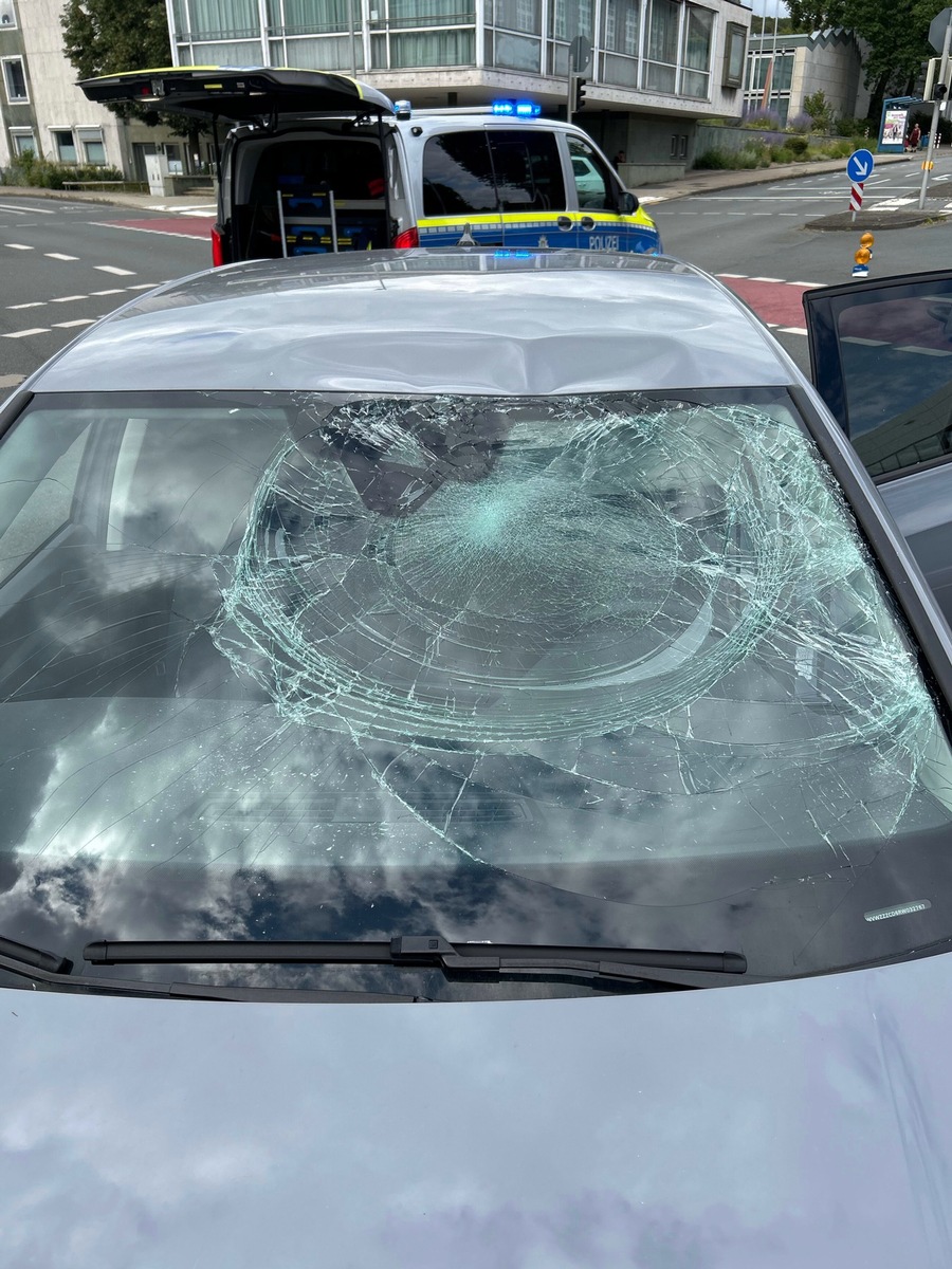Bielefeld-Nordrhein-Westfalen-Pedelec-Fahrer-missachtet-Rotlicht-zwei-Verletzte