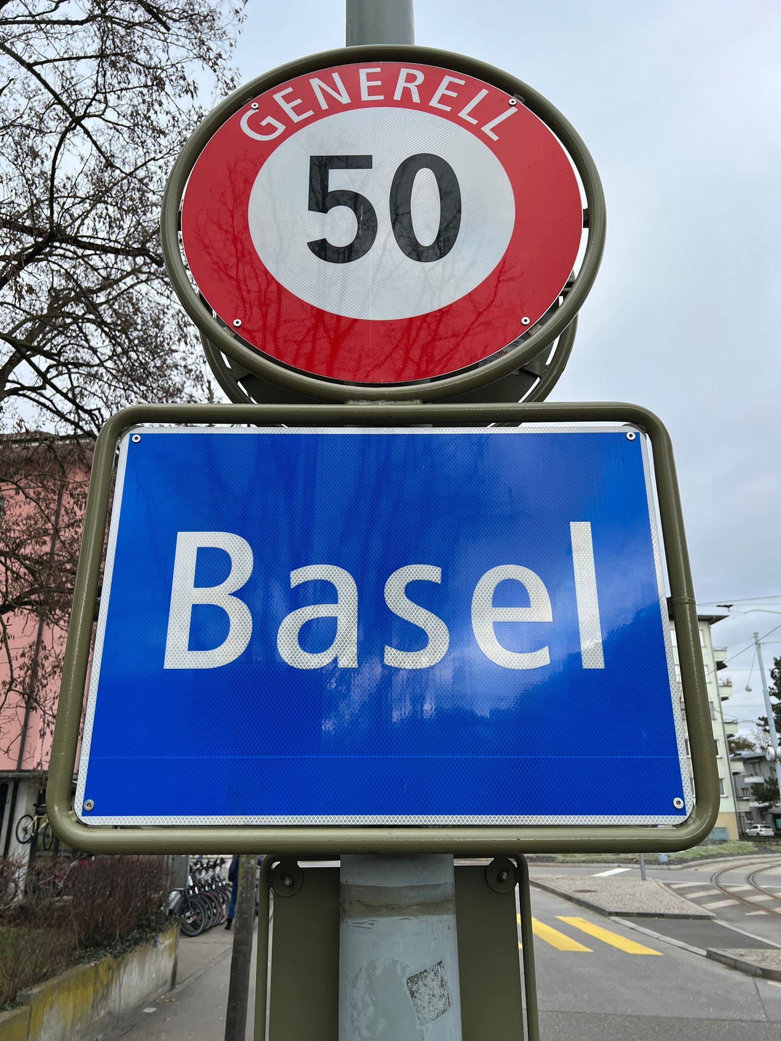 Stadt-Basel-BS-Mann-68-in-ffentlicher-WC-Anlage-mit-Stichwaffe-bedroht-und-beraubt