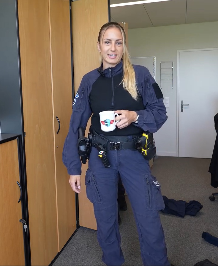 Aarau-AG-Kantonspolizei-wirbt-mit-Augenzwinkern-Uniform-statt-Outfit-Stress